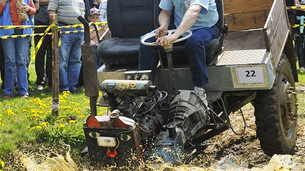 V Rovn na Pelhimovsku pedvedli domc kutilov sv domc vtvory na tradin akci nazvan Traktorida, letos u poosm (7. kvtna 2016)