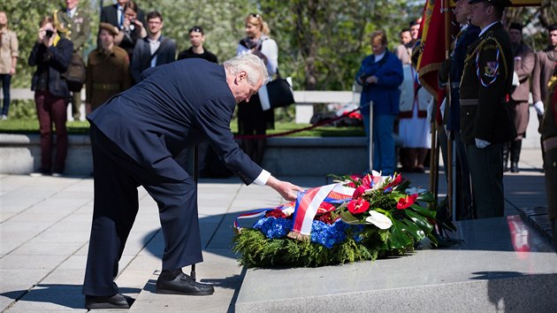 Pedn et sttnci uctili pi tradin piet na praskm Vtkov pi pleitosti 71. vro ukonen II. svtov vlky v Evrop obti tto historick udlosti (8. kvtna 2016)