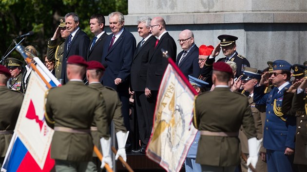 Pedn et sttnci uctili pi tradin piet na praskm Vtkov pi pleitosti 71. vro ukonen II. svtov vlky v Evrop obti tto historick udlosti (8. kvtna 2016)