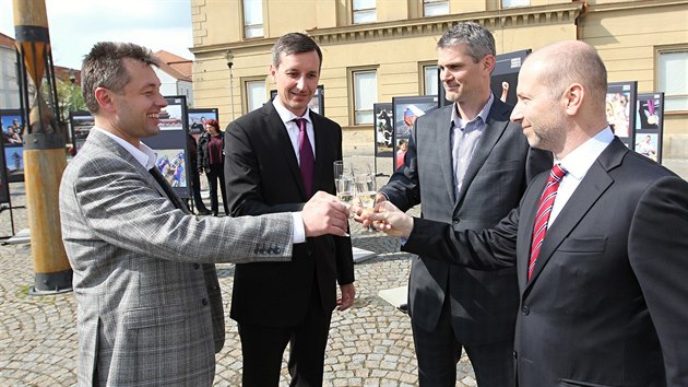 Výstavu v Třešti slavnostně zahájili starosta Vladislav Hynk, generální ředitel společnosti Kostelecké uzeniny Michal Jedlička a personální ředitel společnosti Zdeněk Lidmila. Spolu s nimi také tiskový mluvčí ČOV Marek Brodský. (5. května 2016)