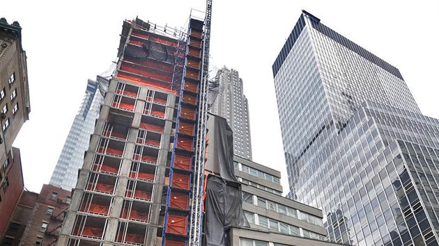 Budova na newyorskm Manhattanu, z n se vrhla k zemi supermodelka Ruslana Korunovov (28. ervna 2008)