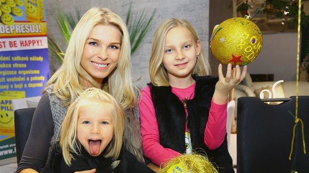 Romana Jkl Vtov s dcerami Sofi a Ellou