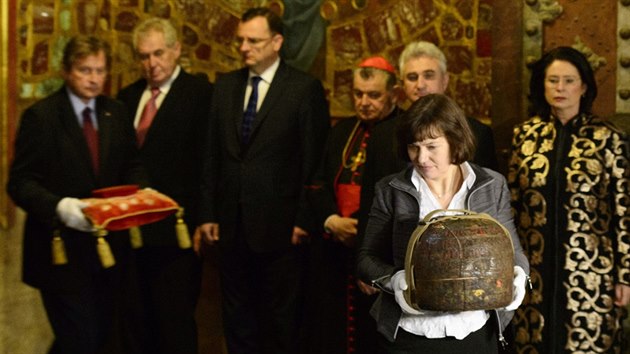 Ivana Kyzourov pi otevrn komory s korunovanmi klenoty v kvtnu 2013, kdy prezidenta Miloe Zemana postihla znm virza.