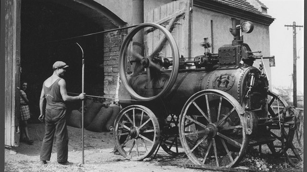 Kltern parn stroj k mltice v roce 1936.