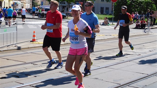 Lida Ford s číslem 4200 běží v Praze s úsměvem svůj 106. maraton.
