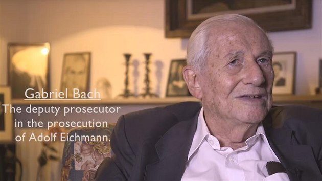 Gabriel Bach byl zastupujcm alobcem v procesu s Adolfem Eichmannem. Autorm izraelskho dokumentu piblil napklad vpovdi svdk z koncentranch tbor. Bachova rodina uprchla v roce 1938 z Nmecka do Amsterdamu. Z Nizozemska do tehdej Palestiny odjela msc ped nmeckou okupac.