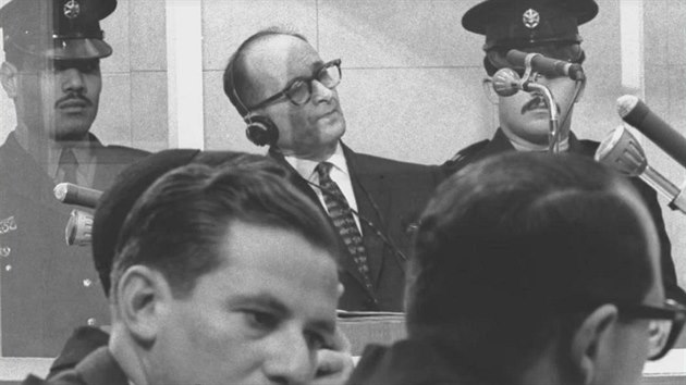 Adolf Eichmann (se sluchátky) u izraelského soudu v roce 1961