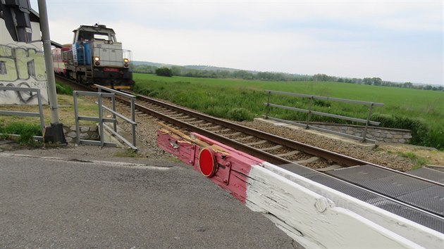 Kamion mezi Sedlecem a Valticemi zstal stt na elezninm pejezdu. Ped vlakem se rozjel a na posledn chvli, pi tom prorazil zvoru.