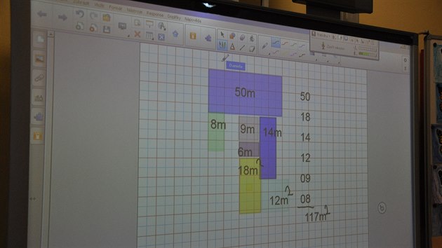 Celá třída, i děti doma, počítají matematické příklady na výpočet obsahu.