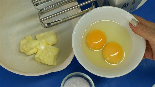 V jiné misce utřete máslo se špetkou soli a zapracujte do pěny rozklepnuté celé vejce a oddělený žloutek. Vše se zřejmě srazí, což ale nevadí. 