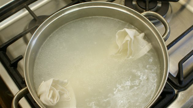 V osolené vodě knedlík hodinu zvolna vařte, ideálně pod pokličkou. Zvolte kastrol co nejširší, aby se do něj knedlík vešel.