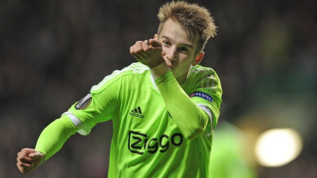 eský fotbalista Václav erný z Ajaxu Amsterdam slaví gól.