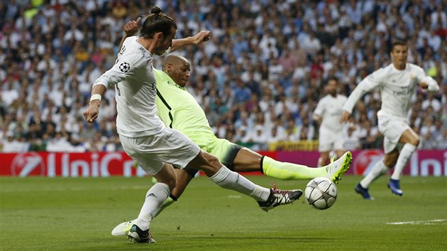 Gareth Bale z Realu Madrid stl prvn gl semifinlov odvety Ligy mistr proti Manchesteru City. Stelu se marn sna zblokovat Fernando.