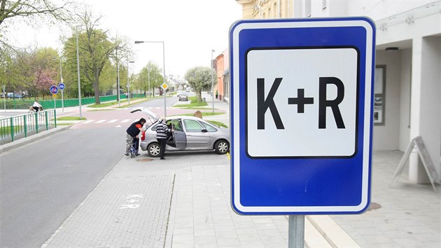 Nová dopravní znaka K+R na ulici Komenského ve ternberku. Zkratka vychází z...