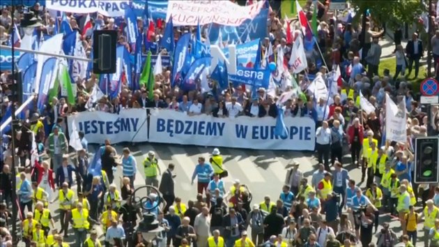 Jsme a budeme v Evrop. Polci protestuj ve Varav proti krokm vldy a prezidenta. (7. kvtna 2016)