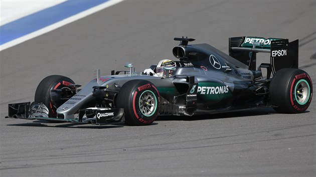 Lewis Hamilton bhem Velk ceny Ruska v Soi.