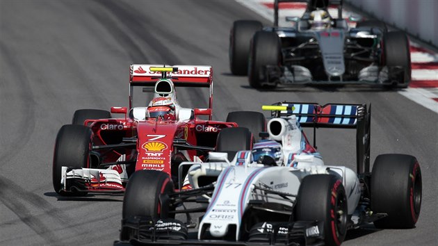 Kimi Rikknen na Ferrari se sna dostat ped Valterriho Bottase z Williamsu. Souboji pihl Lewis Hamilton.