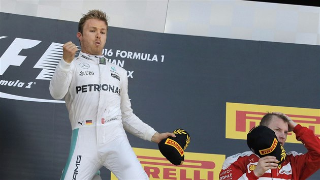 Nico Rosberg slav v Soi u tvrt vtzstv sezony. Vedle nj tet Kimi Rikknen.