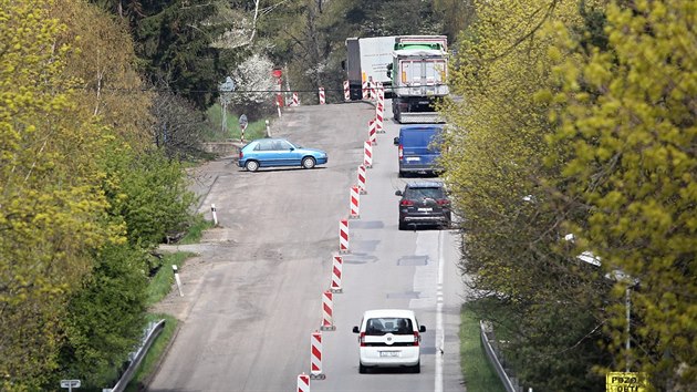 V seku mezi Jihlavou a Stonaovem se silnice I/38 na nkolika mstech opravuje. Provoz je zde sveden do jednoho pruhu a zen kyvadlov semafory. Tvo se dlouh kolony. Nsledovat bude sek a do eletavy. Zcela hotovo bude a na podzim.