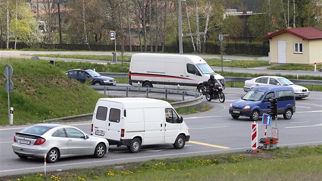 V seku mezi Jihlavou a Stonaovem se silnice I/38 na nkolika mstech opravuje. Provoz je zde sveden do jednoho pruhu a zen kyvadlov semafory. Tvo se dlouh kolony. Nsledovat bude sek a do eletavy. Zcela hotovo bude a na podzim.