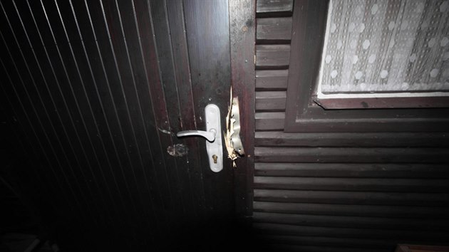 Do rekreačních objektů se pachatelé dostávali násilím, obvykle vypáčili zámek u dveří.