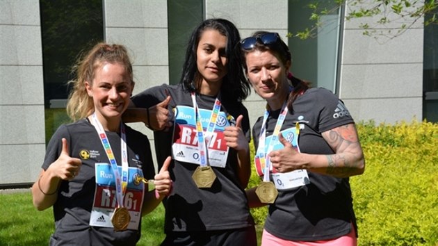 Sandra, Pamela a Lenka (zleva) úspěšně absolvovaly štafetový běh na pražském maratonu.