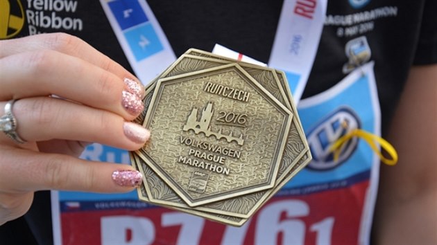 Vzpomínkou na pražský maraton nebudou pro děvčata jen vzpomínky, ale i pamětní medaile.