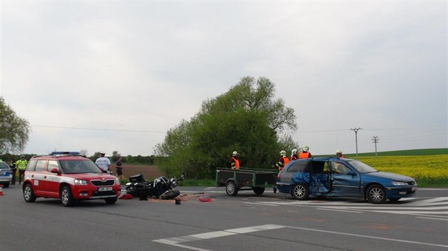 Na kiovatce u eskho Brodu se srazilo auto s motorkou (3.5.2016).