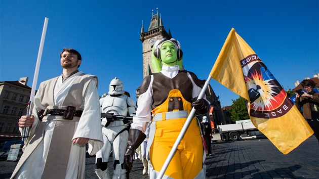 Kostmovho prvodu Hvzdnch vlek se zastnily postavy z obou stran filmovho konfliktu. Pochodovali v nm jak spravedliv ryti
Jedi, tak mocichtiv Sithov. Nejoblbenjm kostmem vak byla ikonick princezna Leia. V davu jich bylo hned nkolik. (7.5.2016).