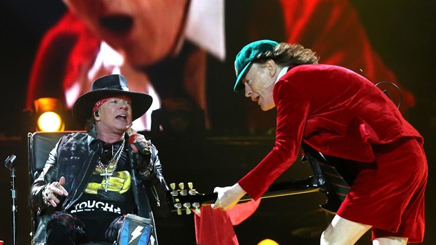 Zahajovací koncert turné AC/DC v Lisabonu (7. května 2016, hostující zpěvák Axl Rose a kytarista Angus Young)