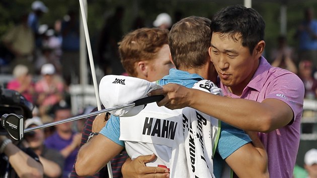 James Hahn slav se svm caddiem triumf na turnaji Wells Fargo Championship v Charlotte.