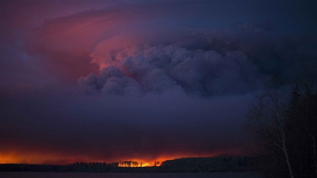 Noní obloha nad poárem v kanadské provincii Alberta (6. kvtna 2016)