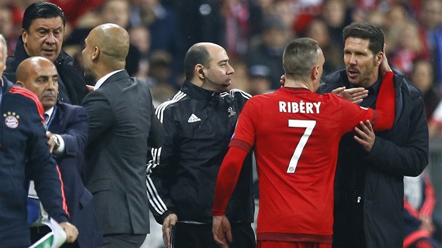 Franck Ribry z Bayernu Mnichov se sna uklidnit trenra Diega Simeoneho z Atltika Madrid.