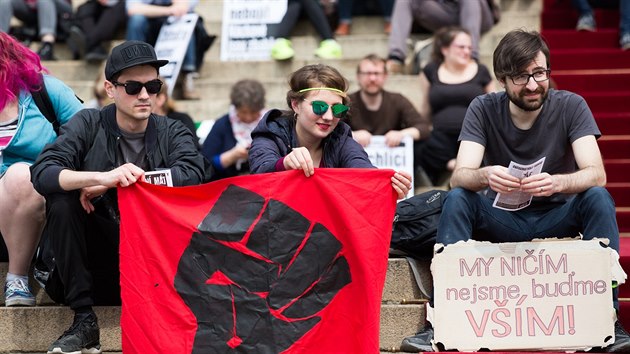 Setkání anarchistů u Rudolfina v Praze. Sešli se na pochodu proti daňovým rájům a na podporu přijímání uprchlíků. Akci hlídala policie. (1.5.2016)