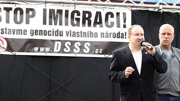 Demonstrace DSSS v �st� nad Labem. Na p�diu je Tom� Vandas (vpravo) a Petr Benda. 1.5.2016
