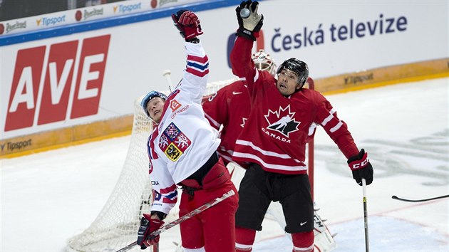 Po puku se natahují český reprezentant David Pastrňák (vlevo) a Cody Ceci z Kanady.