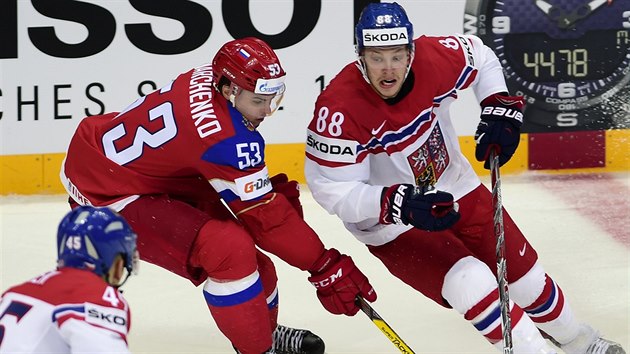 Český hokejista David Pastrňák (vpravo) se snaží odpoutat od Alexeje Marčenka z Ruska.