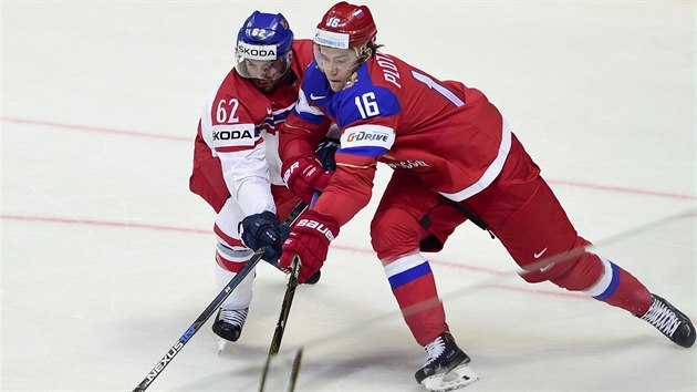 Michal epk (vlevo) bojuje o puk se  Segejem Plotnikovem z Ruska.