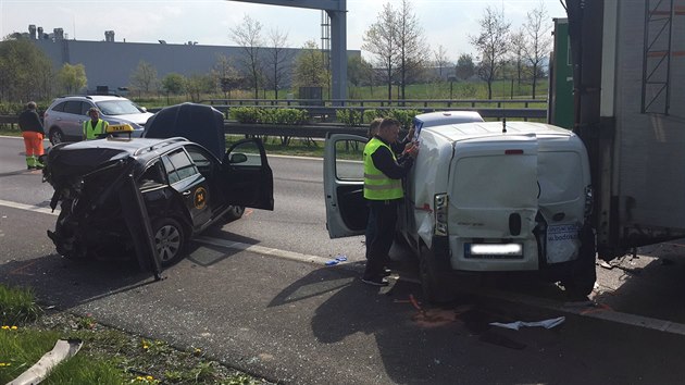 V ter rno se na dlnici D5 u obce ebrk na Berounsku srazil kamion se tymi auty, dva lid se lehce zranili. (3.5.2015)