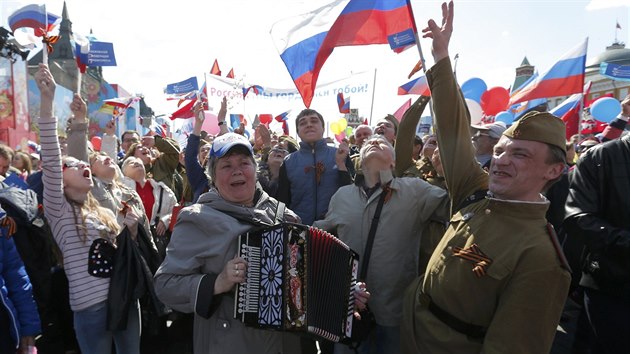 Na 100 000 lid pilo na Rud nmst v Moskv do prvomjovho prvodu podanho federac nezvislch odbor spolu s vldn stranou Jednotn Rusko a prokremelskou lidovou frontou (1. kvtna 2016).