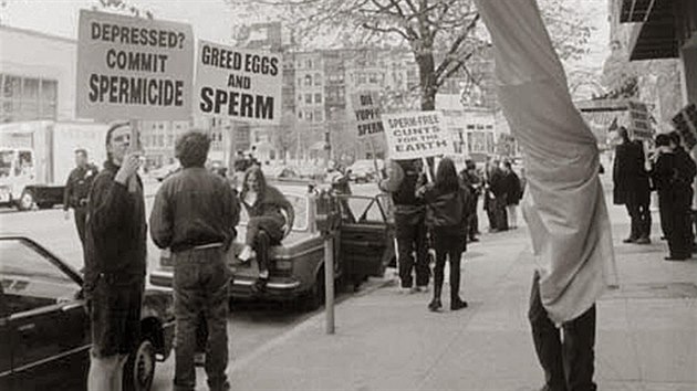 Demonstrace ped potratovmi klinikami nkdy vypadaly sp jako umleck happening. Nechybly provokativn transparenty a nkolikametrov makety penis.
