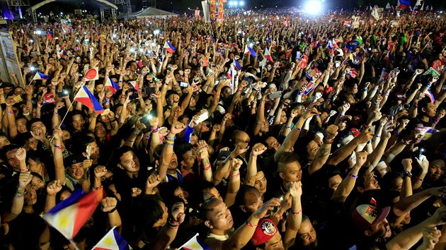 Duterteho na jeho poslednm pedvolebnm mtinku v Manile podpoily tisce lid (9. kvtna 2016).