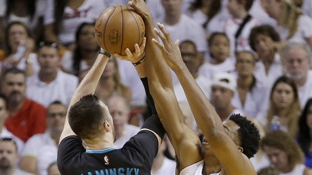 Hassan Whiteside (vpravo) z Miami zblokoval Franka Kaminskho z Charlotte.