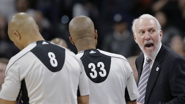 Gregg Popovich, trenér San Antonia, se zlobí na rozhodí za chybu v závru...