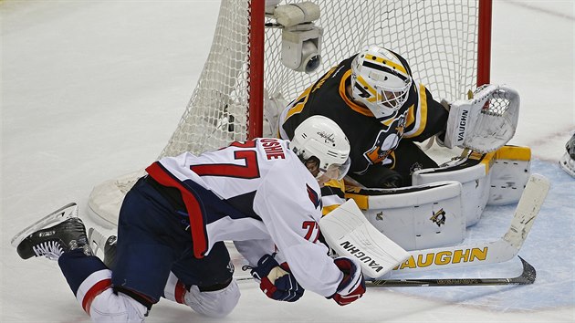 Matt Murray hld branku Pittsburghu proti pokusu T. J. Oshieho z Washingtonu.