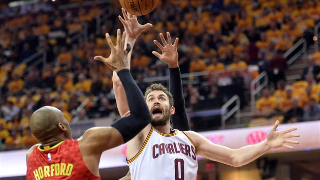 Kevin Love (vpravo) z Clevelandu zakonuje pes ruku Ala Horforda z Atlanty.