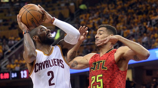 Kyrie Irving (vlevo) z Clevelandu si dl prostor k zakonen pes Thaba Sefoloshu z Atlanty.