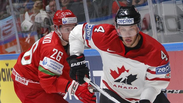 Kanadsk hokejista Taylor Hall (vpravo) ujd Nikitovi Ustinnkovi z Bloruska.
