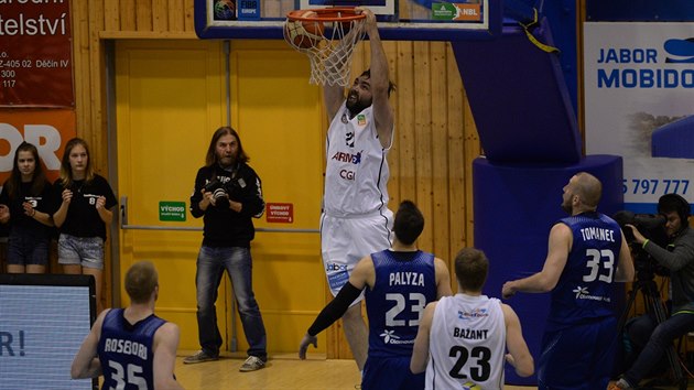 Dnsk basketbalista Ji Jelnek smeuje do prostjovskho koe.