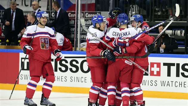 Čeští hokejisté se radují z prvního gólu proti Lotyšsku.